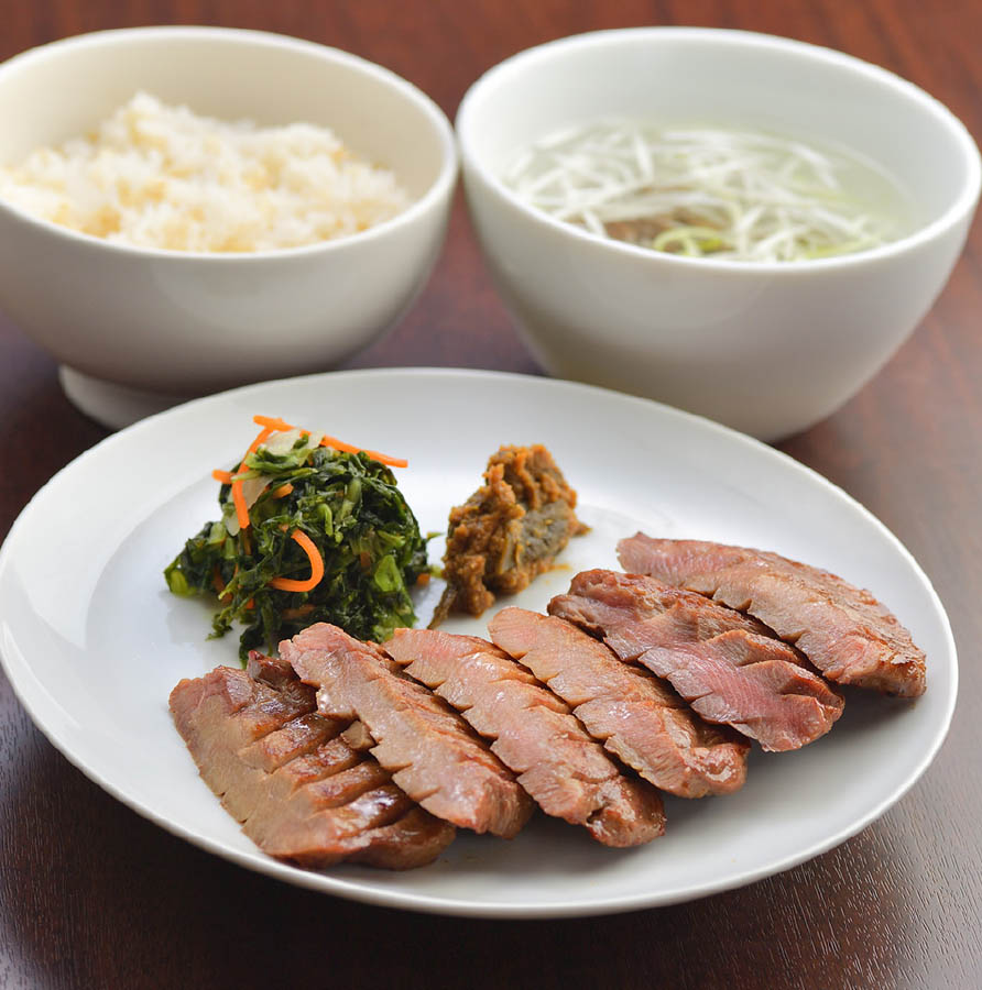Main Building B1F / Dateno Gyutan Honpo (Restaurant)
                      Shintan Set Meal [3 pieces, 6 slices]
                      3,200 yen (tax included)