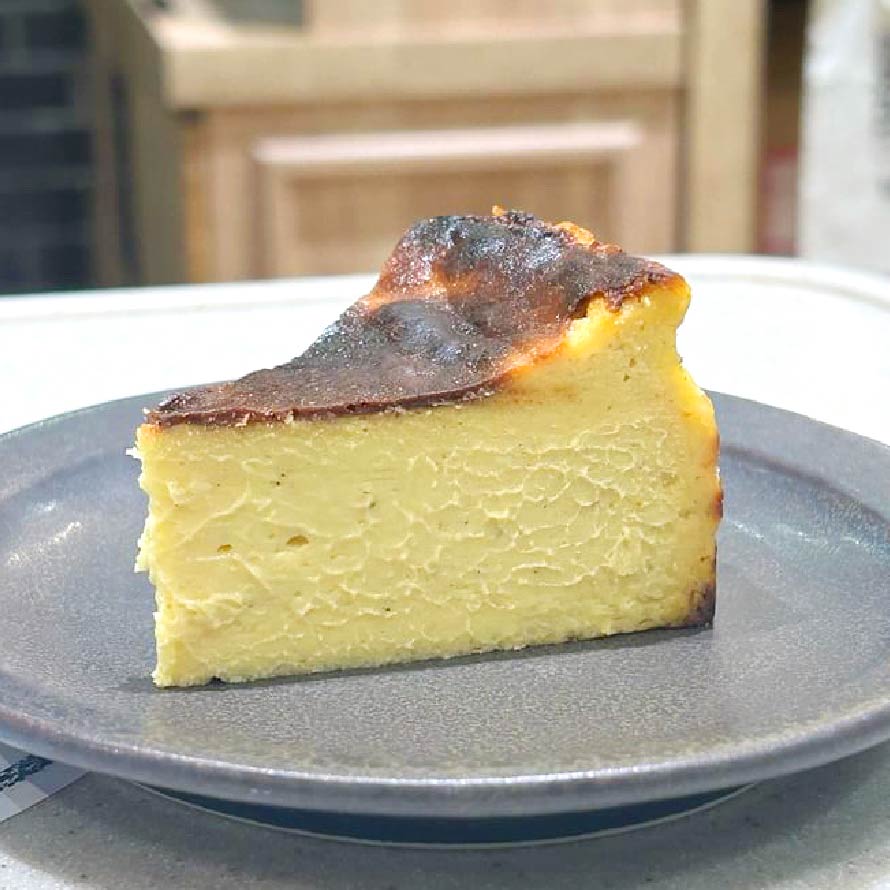 東館2F/ハミングミールマーケット コーヒー&バー
蔵王クリームチーズと藻塩のバスクチーズケーキ
